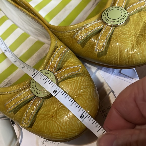 Coach sandals super cute Cream lemony yellow logo pins with bows - Picture 4 of 7
